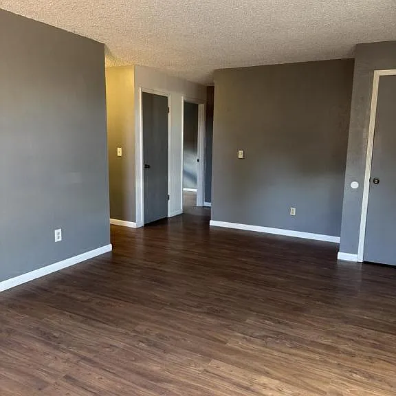 490 SE Kohler Ct — Photo 2