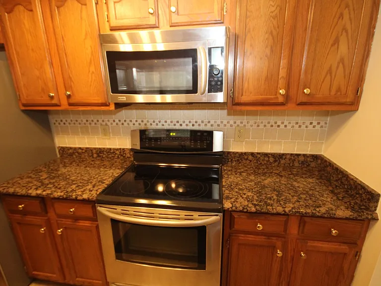 1002 Jessicas Ct #J — Photo 11