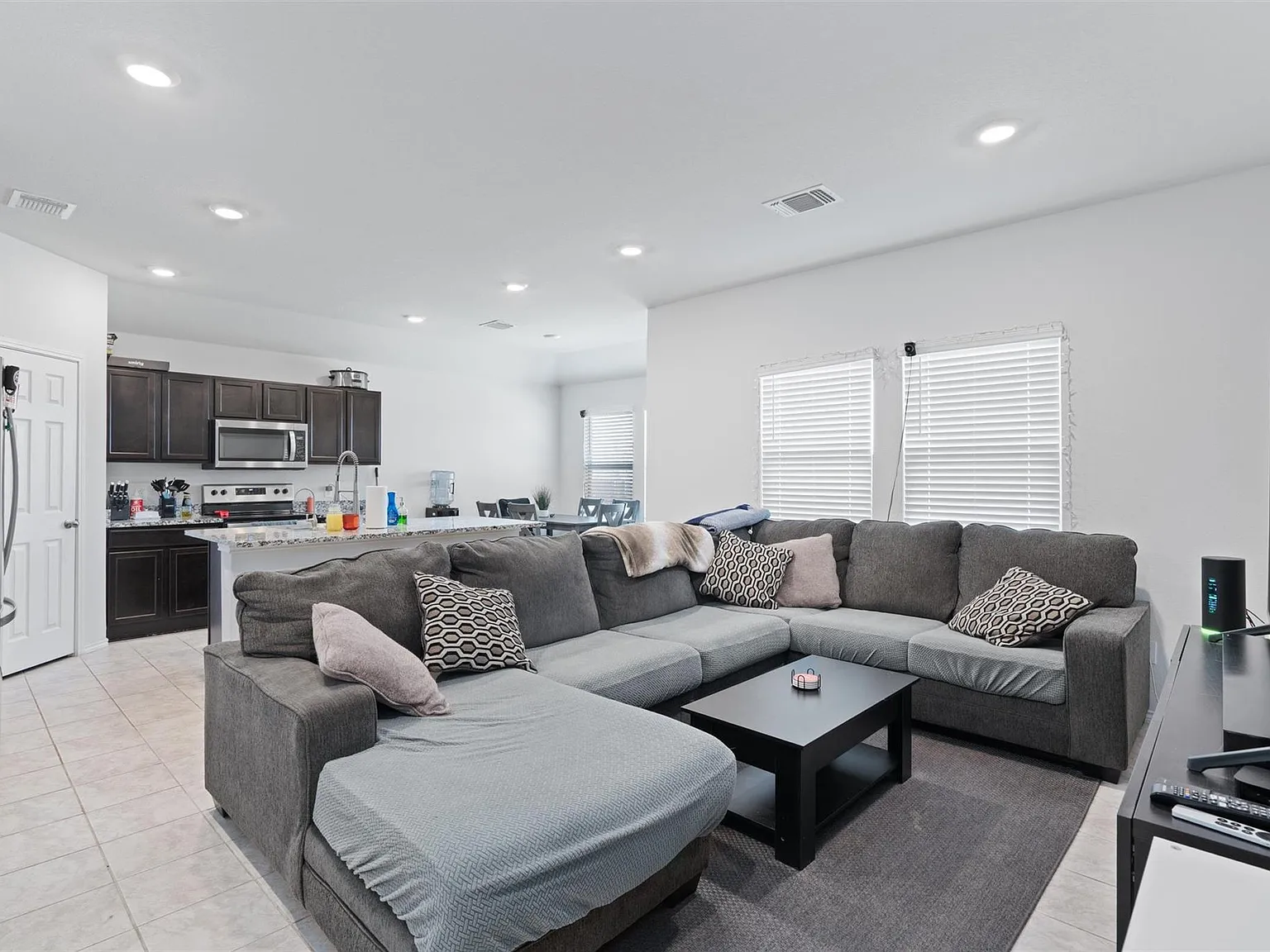 3 bed, 2.0 bath, 1251 sqft, $1,650 — Photo 3