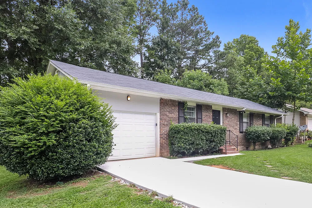 3 bed, 1.5 bath, 1050 sqft, $1,570 — Photo 3