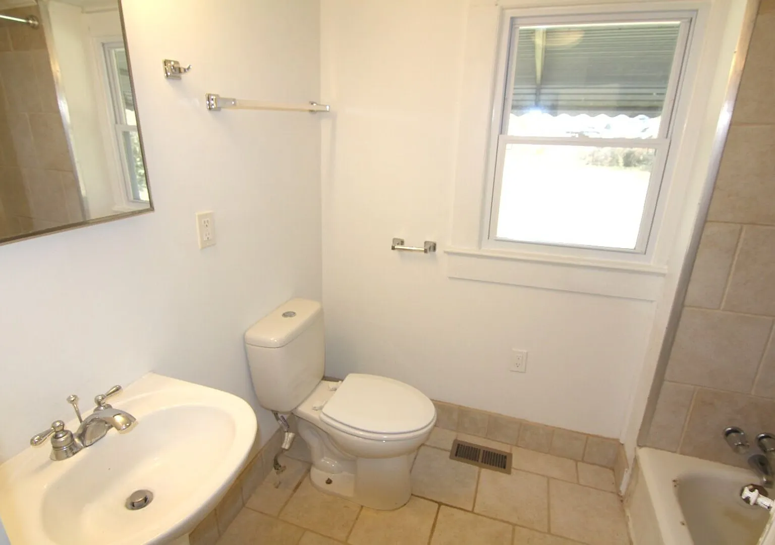 Fantastic bungalow in the heart of Kannapolis — Photo 2