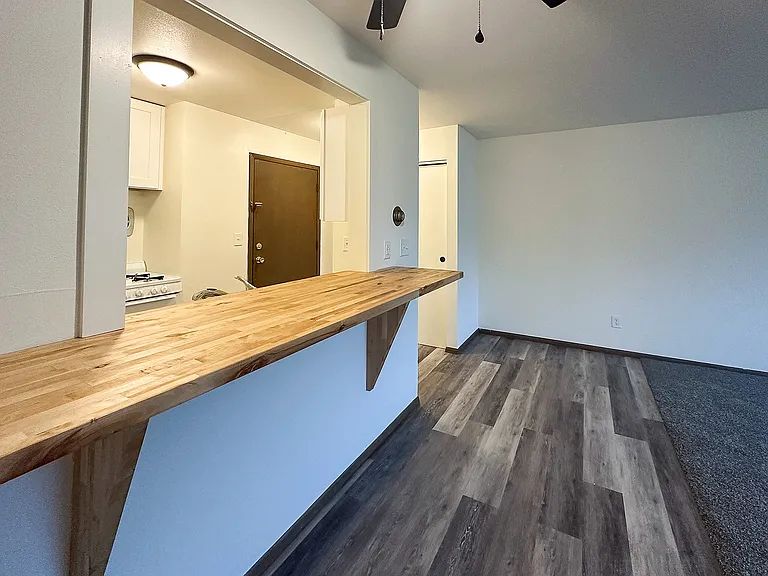 2 Bed / 1 Bath - 1,000 SF - Kitchen Bar