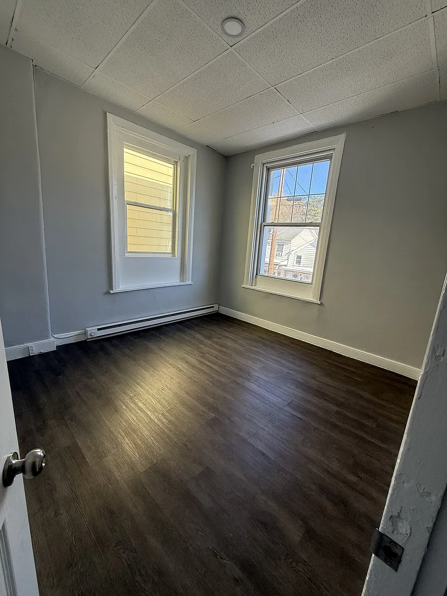 Building Photo - 400 Pine St #2