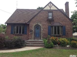 506 Lombardy Blvd, Brightwaters, NY 11718