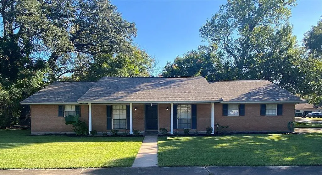 3 bed, 2.0 bath, 1747 sqft, $2,100 — Photo 1