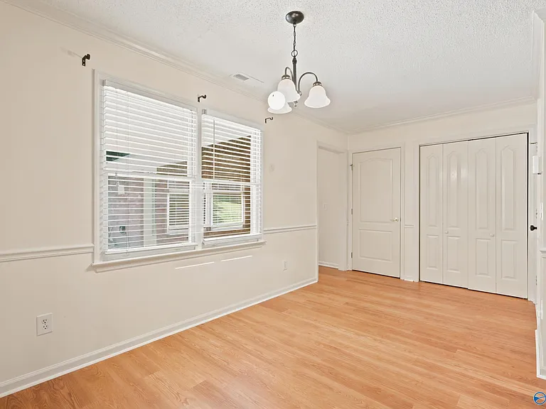 135 Castleton Dr — Photo 5