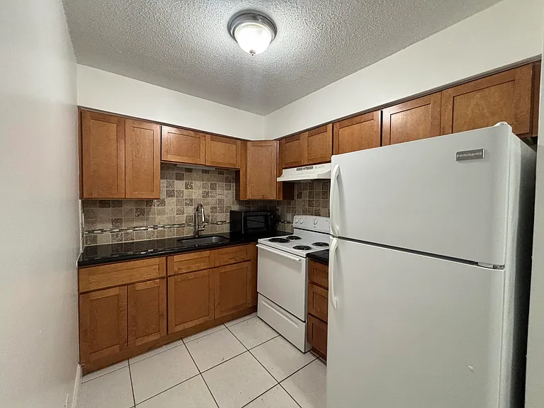 1916 SW 11th St #31 — Photo 6