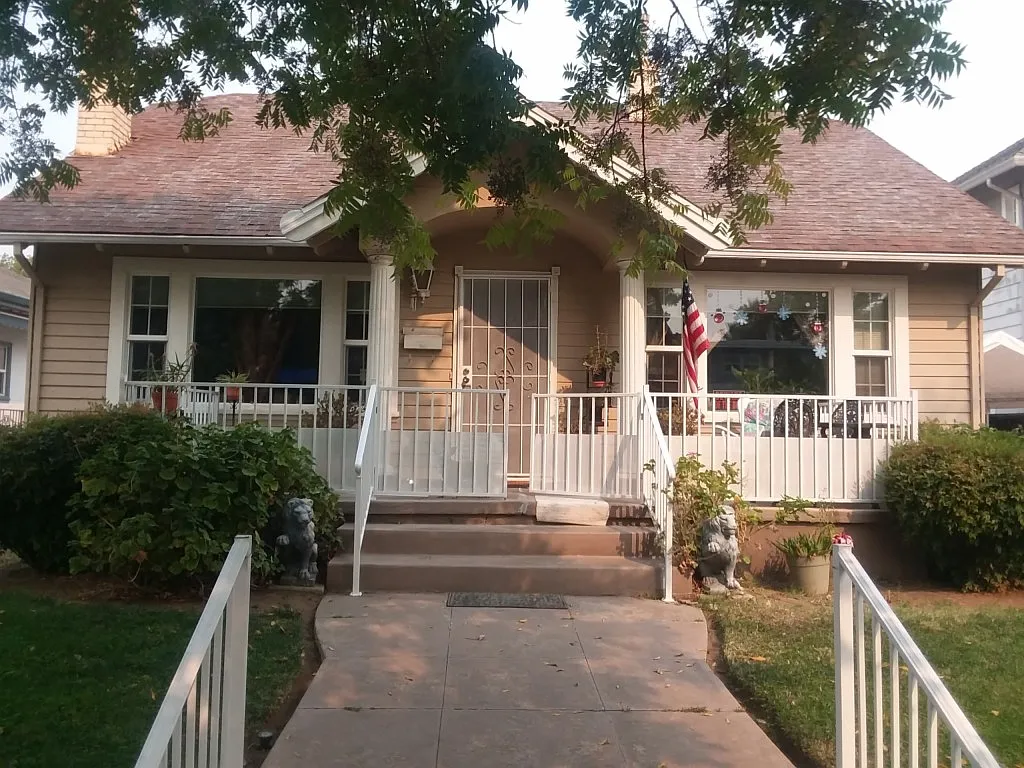 1055 W Willow St photo 1