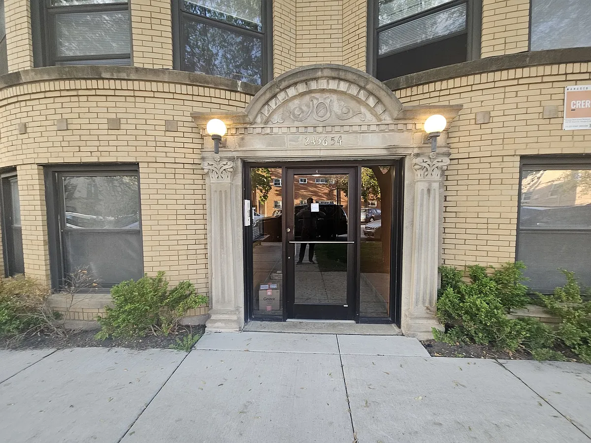 Building Photo - 2448 W Catalpa Ave #2