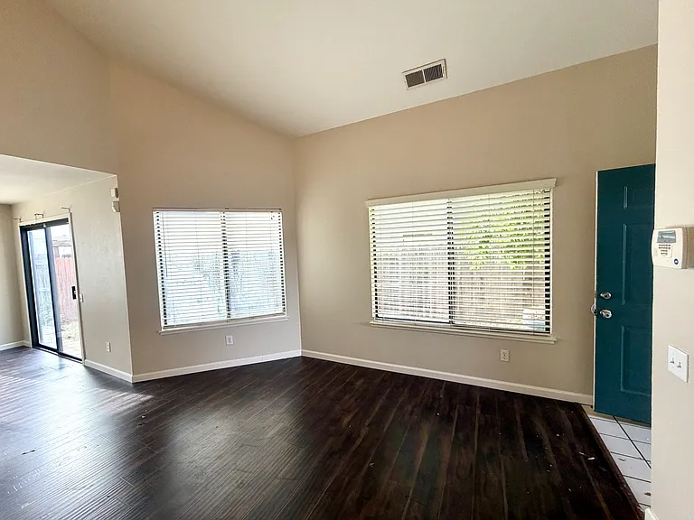 661 Mockingbird Ln — Photo 3