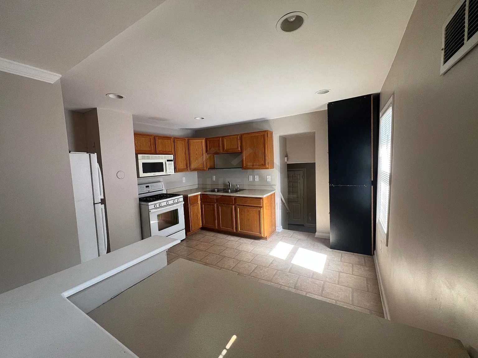 3 bed, 2.0 bath, 1075 sqft, $1,595 — Photo 4