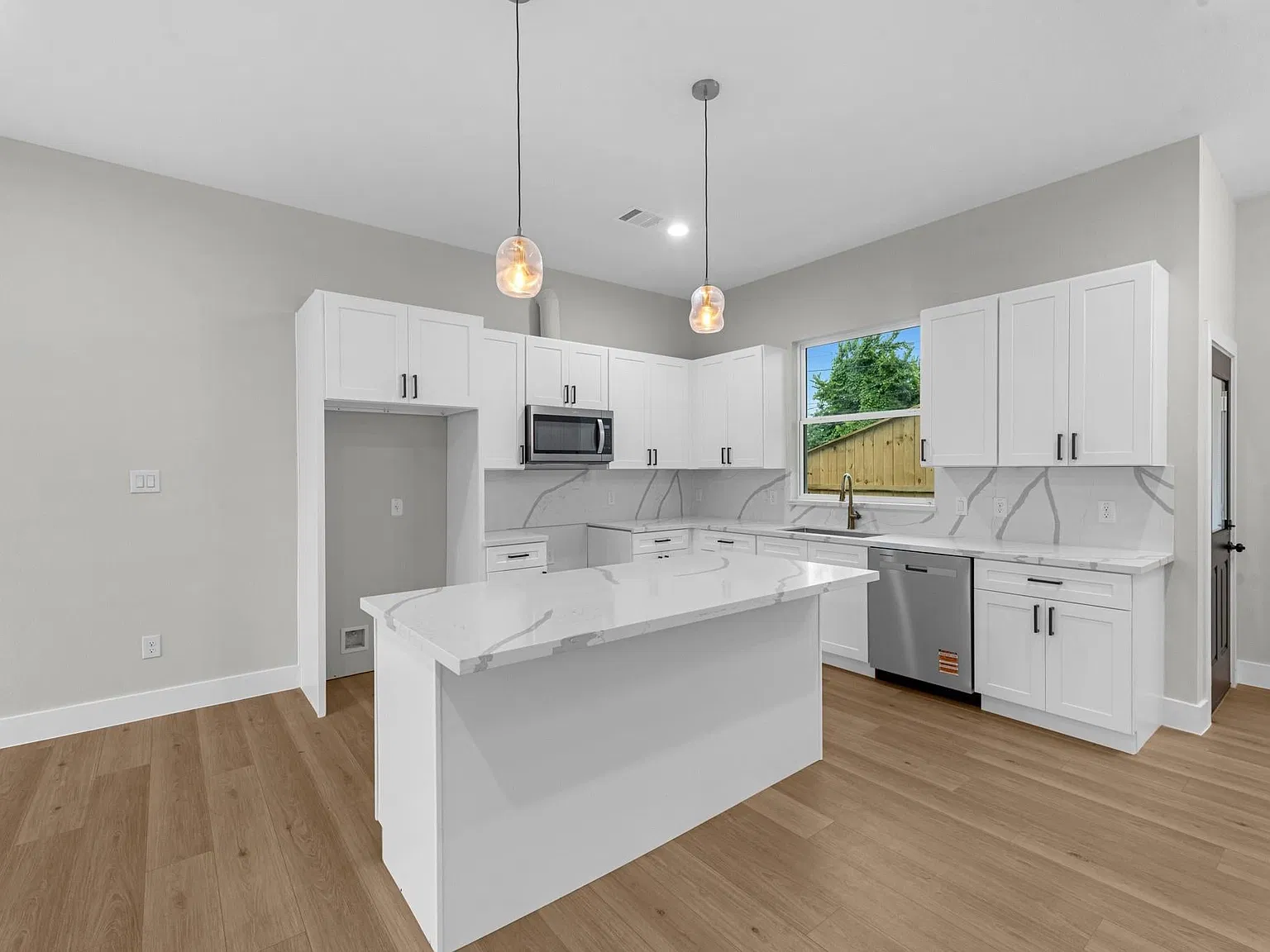 3 bed, 2.5 bath, 1795 sqft, $2,400 — Photo 2