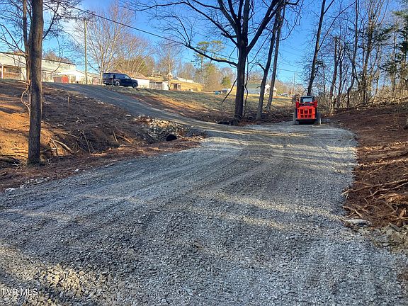 3rd image of 3927 Cherokee Rd