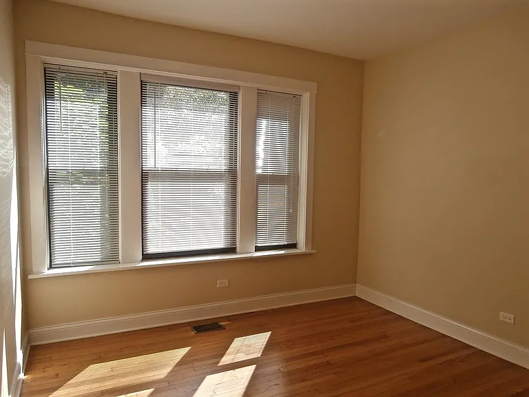 2410 W Winnemac Ave — Photo 8