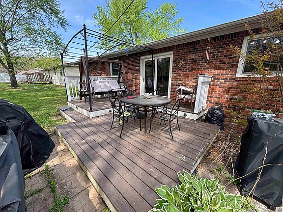2nd image of 2075 Knob Hill Dr