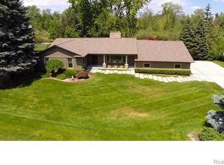 1966 Bayou Dr, Bloomfield Hills, MI