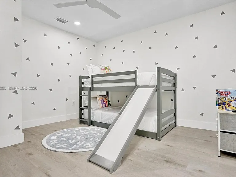 1141 N Northlake Dr — Photo 37