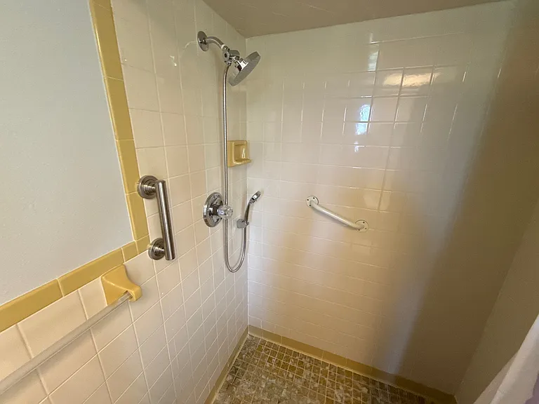8215 W Cecil Ln — Photo 17