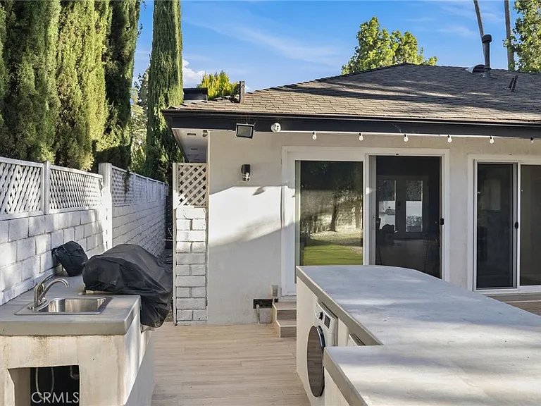 13135 Chandler Blvd — Photo 53