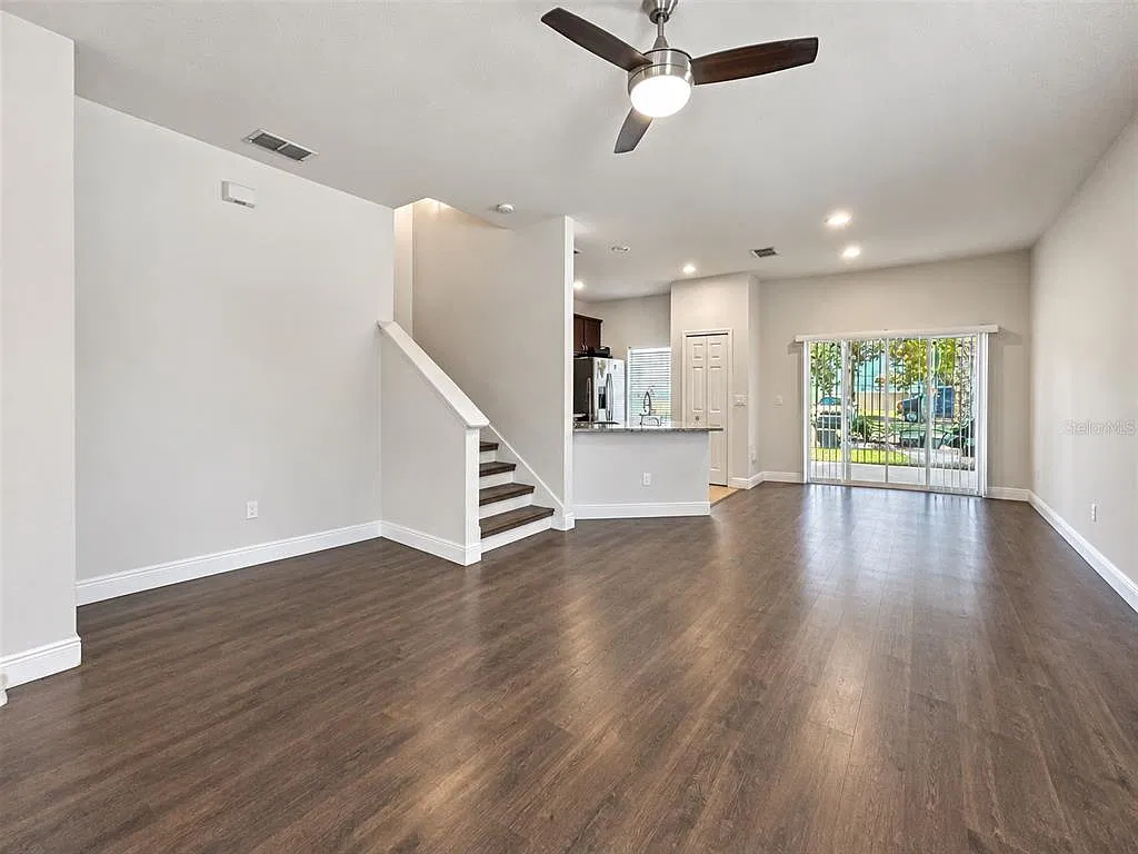 3 bed, 2.5 bath, 1333 sqft, $2,100 — Photo 2