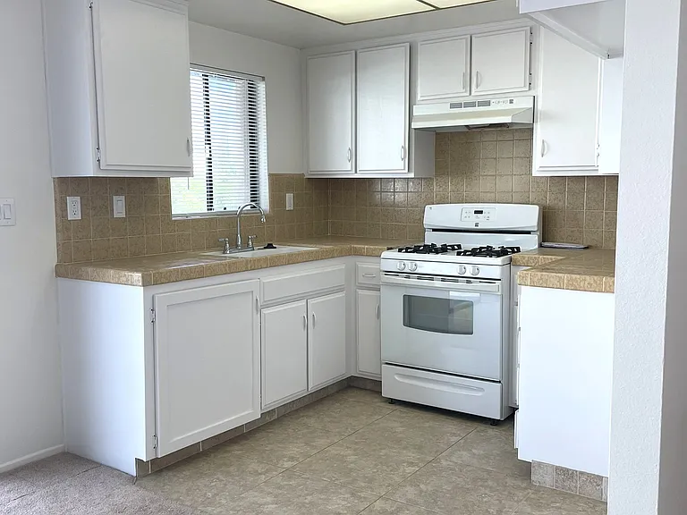 1255 W 7th St #6 — Photo 4