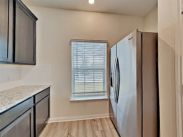 5 bed, 2.5 bath, 2700 sqft, $2,395 — Photo 2