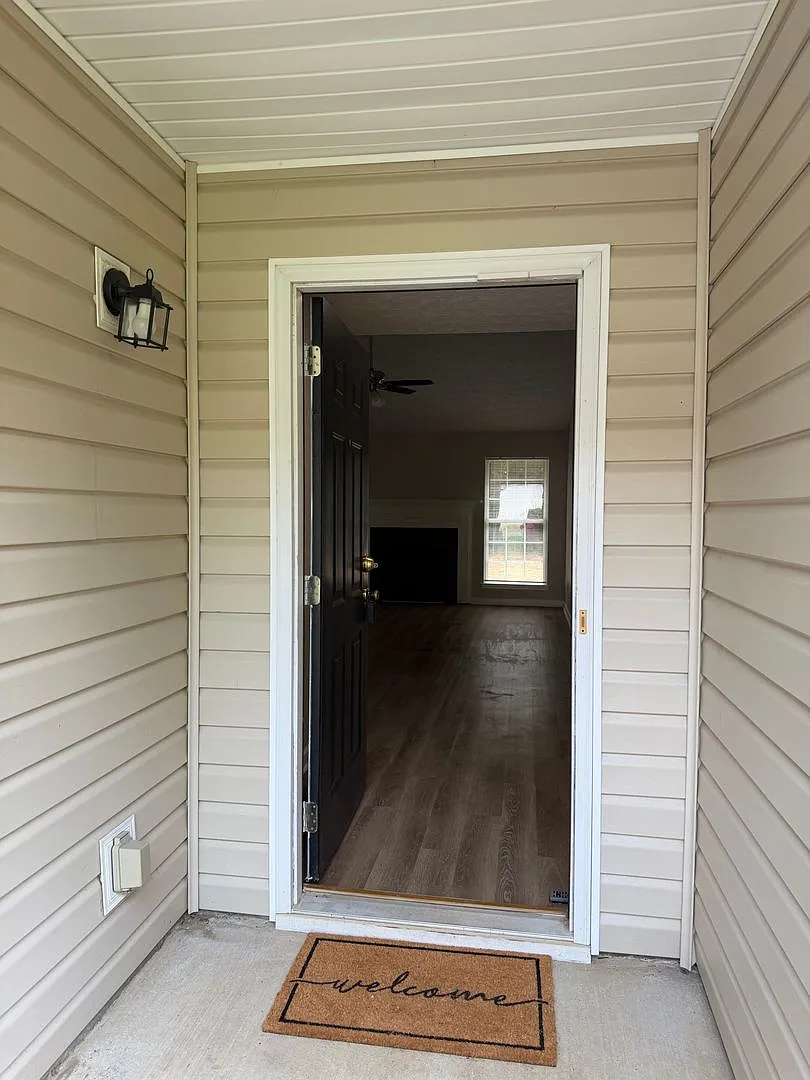 3 Bedroom 2 Bathroom Ranch Home — Photo 3