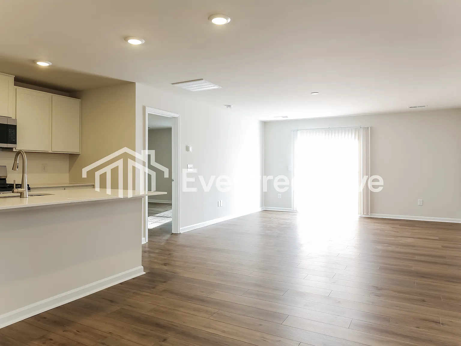 5 bed, 2.5 bath, 2306 sqft, $1,995 — Photo 4