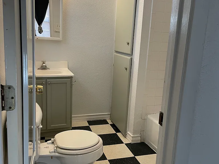 411 E Lachapelle St — Photo 14