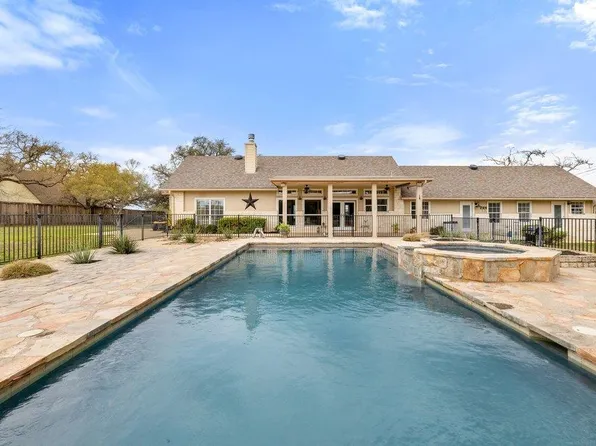 911 Oak Meadow Dr, Dripping Springs, TX 78620