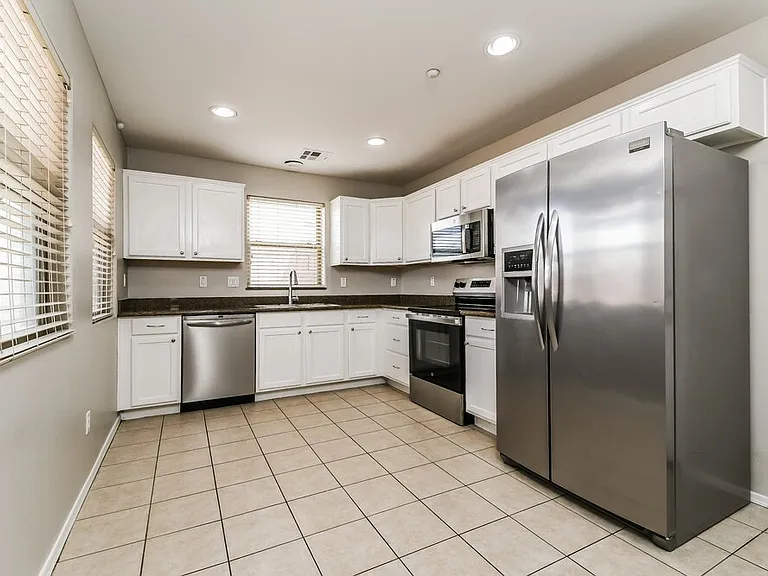 2707 E Bart St — Photo 7