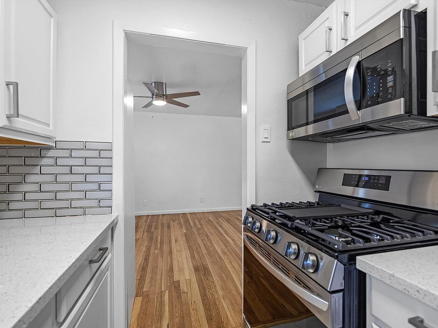 1 bed, 1.0 bath, 5360 sqft, $1,195 — Photo 3