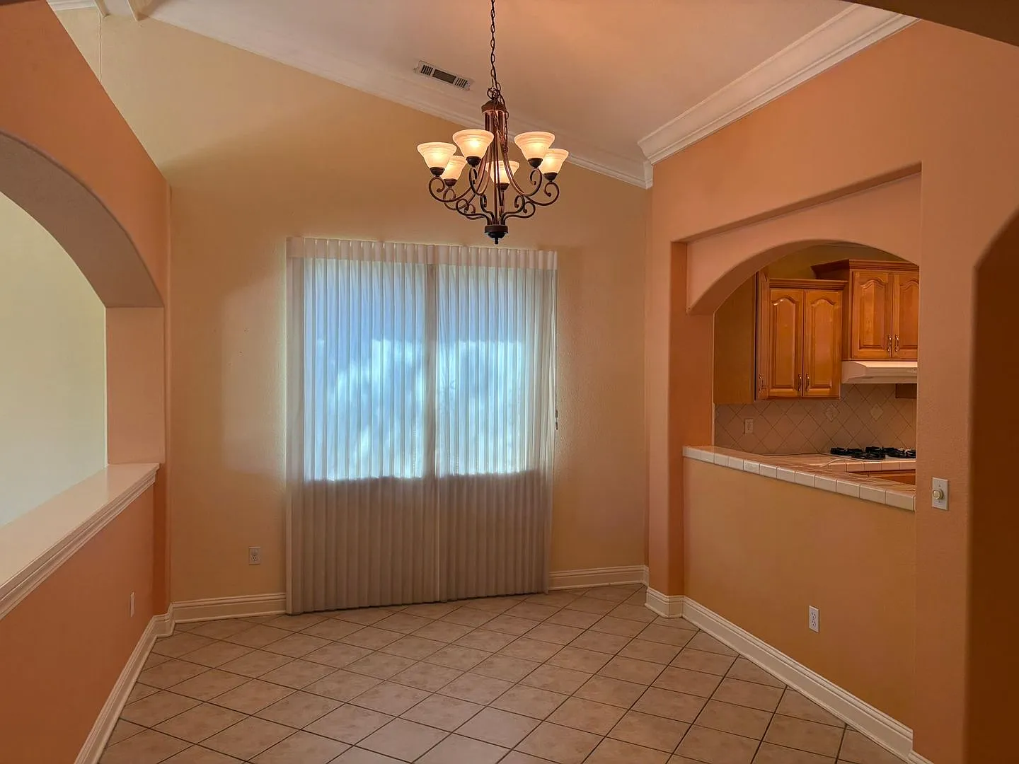 Spacious 1,950 Sq. Ft. Home with 3-Car Garage in Redding — Photo 4