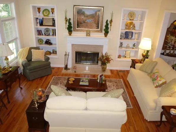 https://photos.zillowstatic.com/fp/4326c246376f975f4364d2ad96765823-p_e.webp