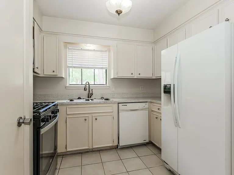 84 Fallshire Dr — Photo 8