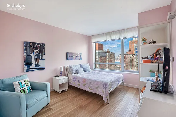 Sold by Sotheby's International Realty | media 11