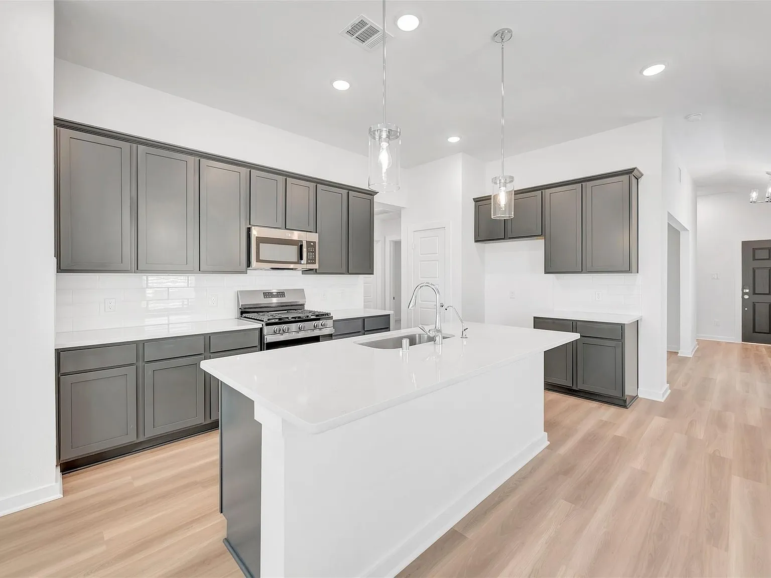 3 bed, 2.0 bath, 1615 sqft, $2,250 — Photo 4