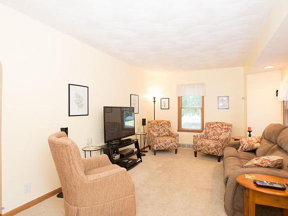 3rd image of 170 Woodrow Ave S