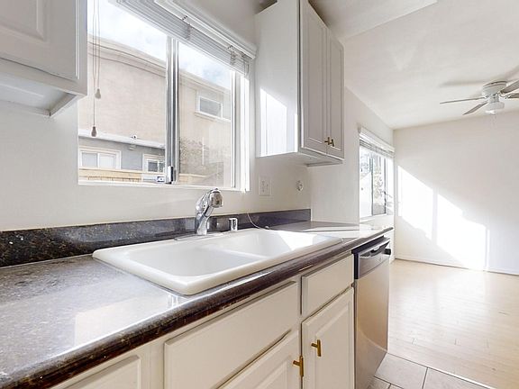 4th image of 20235 Cohasset St Unit 4