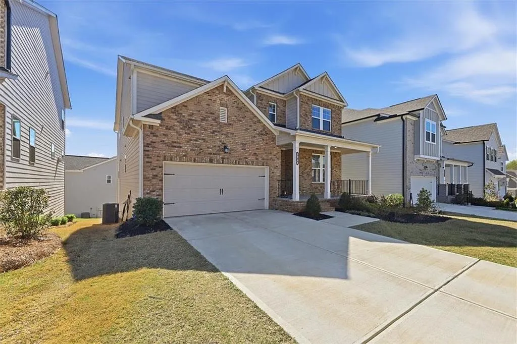 5 bed, 4.5 bath, 3632 sqft, $3,300 — Photo 2
