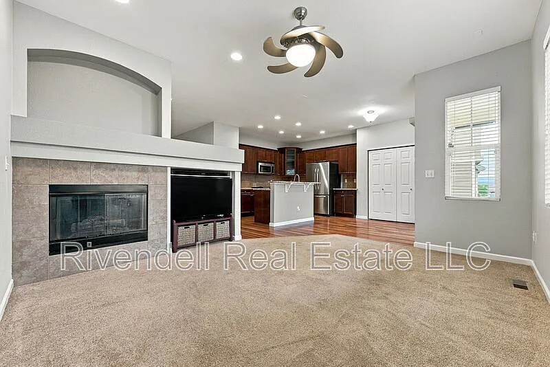 3 bed, 3.0 bath, 2209 sqft, $3,095 — Photo 4
