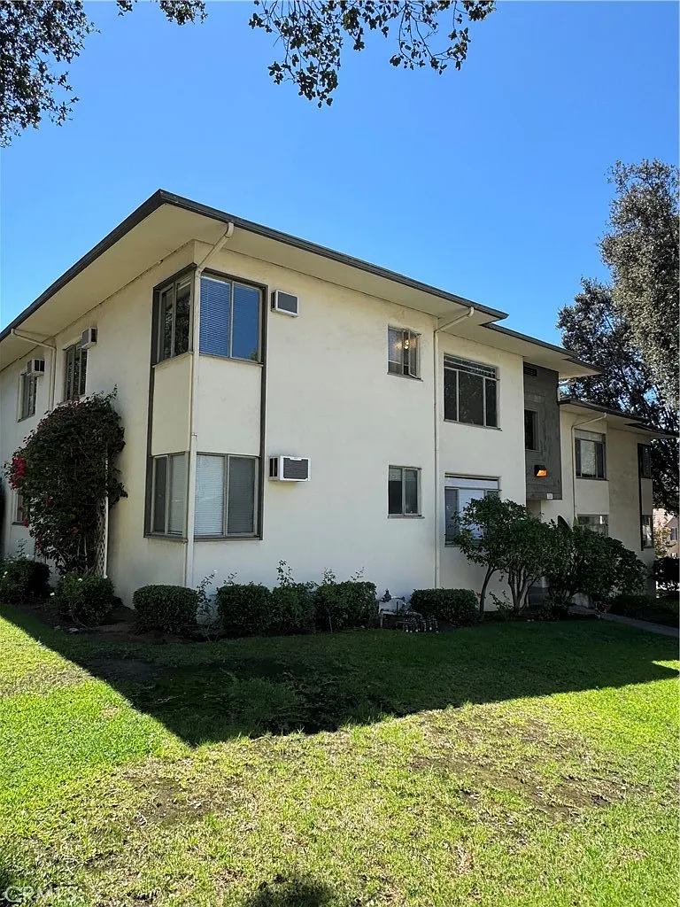 2 bed, 900 sqft, $2,150 — Photo 1