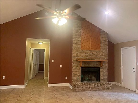3rd image of 133 Goldenwood Dr