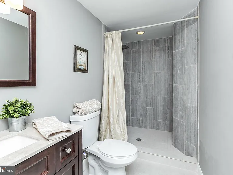 1505 Clarkson St — Photo 20