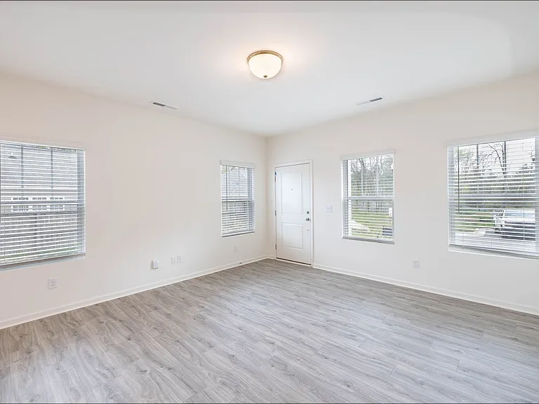461 Kinnerton Pl — Photo 5