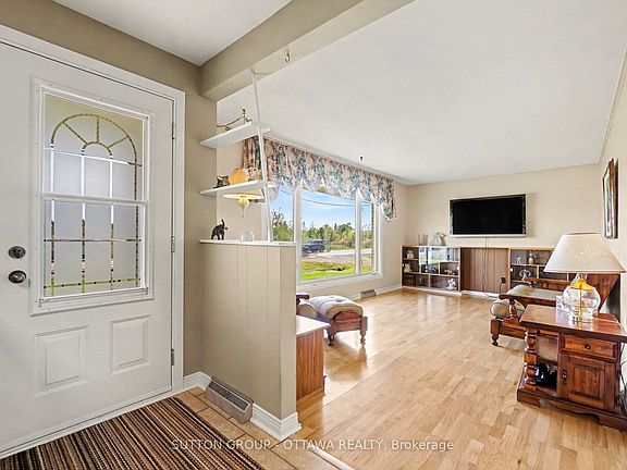 3rd image of 6573 Russell Rd