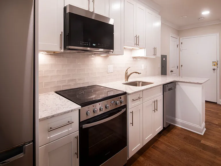 The Parkview at Polifly: In-Unit Washer & Dryer, Heat and Water Included, and Cat & Dog Friendly — Photo 16