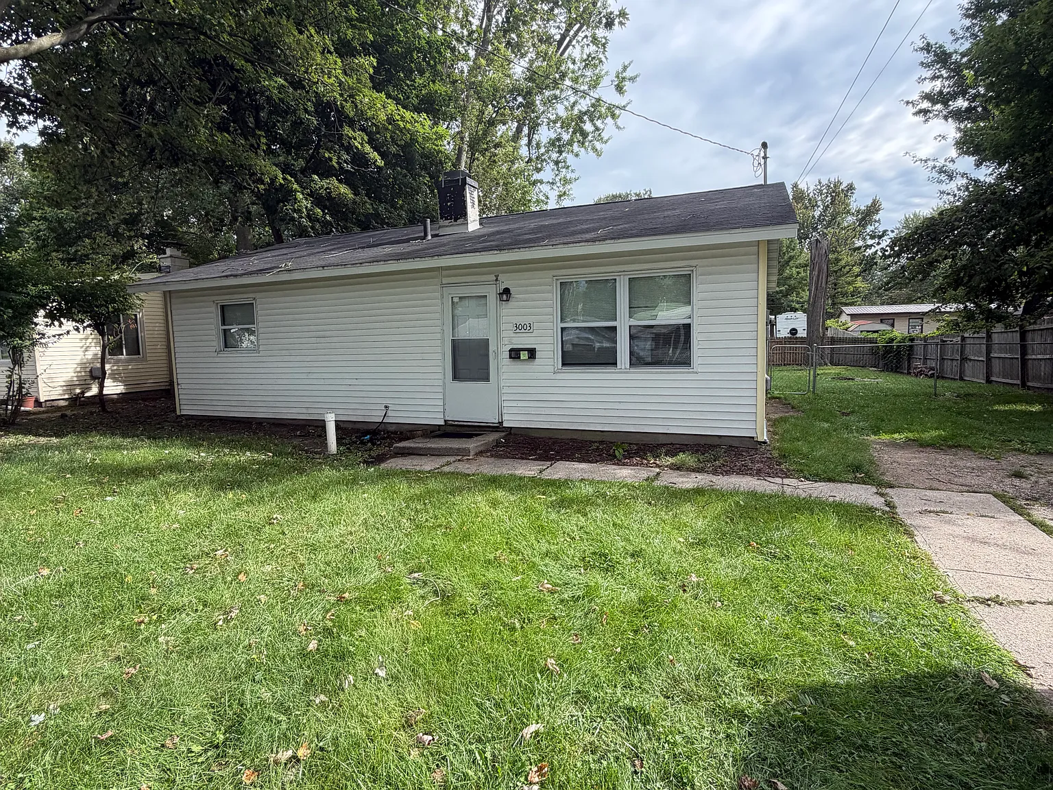 3 bed, $1,300 — Photo 2