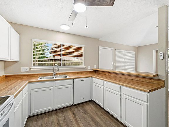4th image of 5202 Roserock Ln