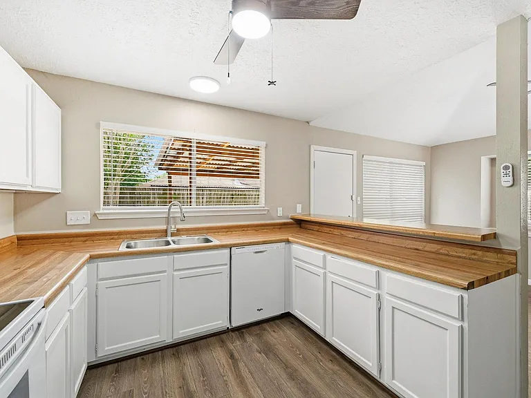 5202 Roserock Ln — Photo 4